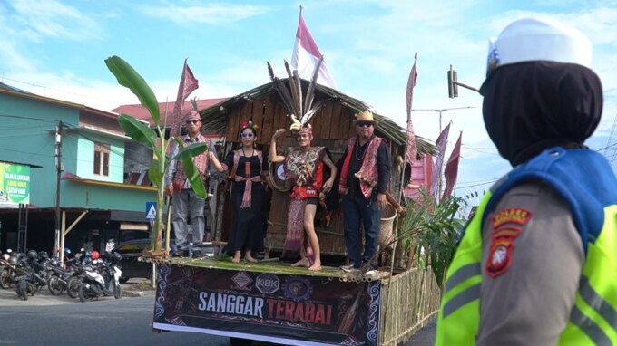 Amankan Kemeriahan Pawai, Polres Kapuas Hulu Kerahkan Personel di Sepanjang Rute Pekan Gawai Dayak Ke-IV 2026 – Detiktoday.com