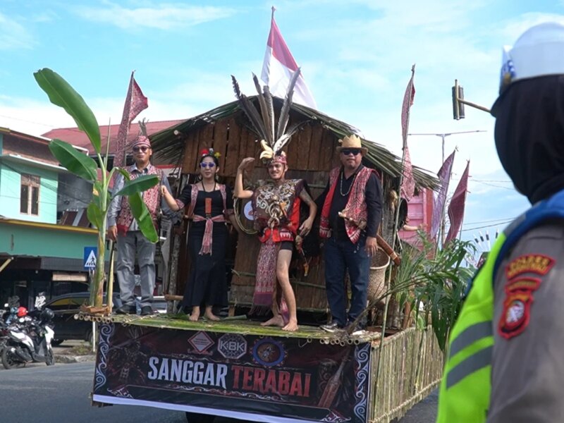 Amankan Kemeriahan Pawai, Polres Kapuas Hulu Kerahkan Personel di Sepanjang Rute Pekan Gawai Dayak Ke-IV 2026 – Detiktoday.com