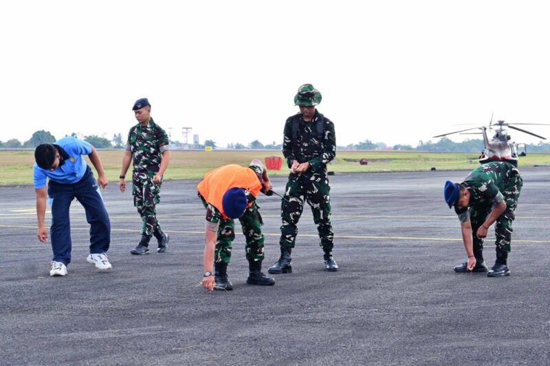 Pastikan Apron Bebas FOD, Personel Lanud Sjamsudin Noor Sisir Benda Asing Jaga Keselamatan Penerbangan Tetap Aman