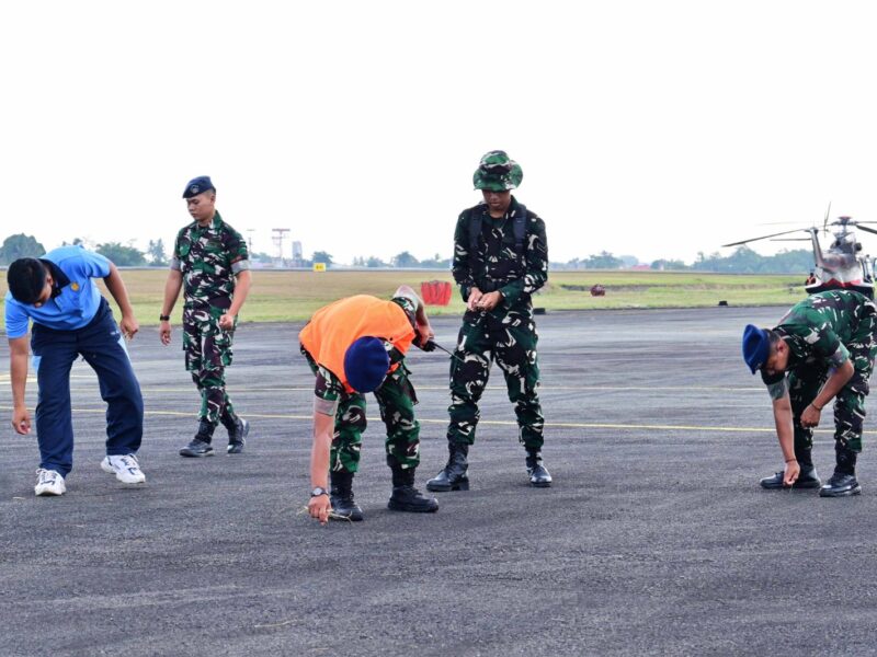 Pastikan Apron Bebas FOD, Personel Lanud Sjamsudin Noor Sisir Benda Asing Jaga Keselamatan Penerbangan Tetap Aman