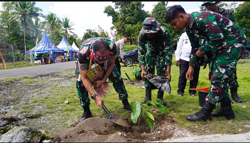 Hijaukan Kampung, Sejahterakan Warga! Satgas TMMD Ke-129 Tanam 500 Pohon Produktif untuk Masa Depan Masyarakat Sesor