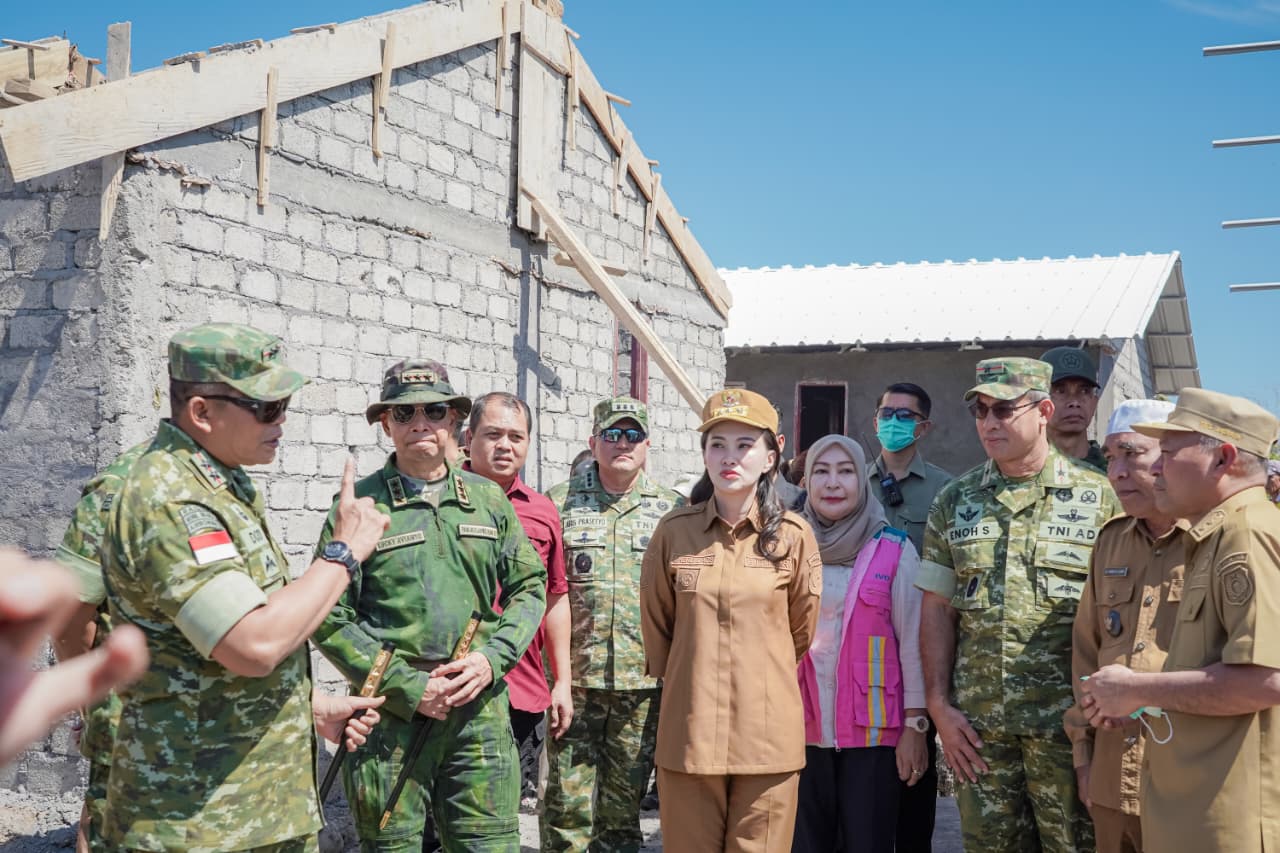 Pangkogabwilhan III Dampingi Gubernur Maluku Utara Laksanakan Peletakan Batu Pertama Program Relokasi Warga Pesisir di Sidangoli Dehe