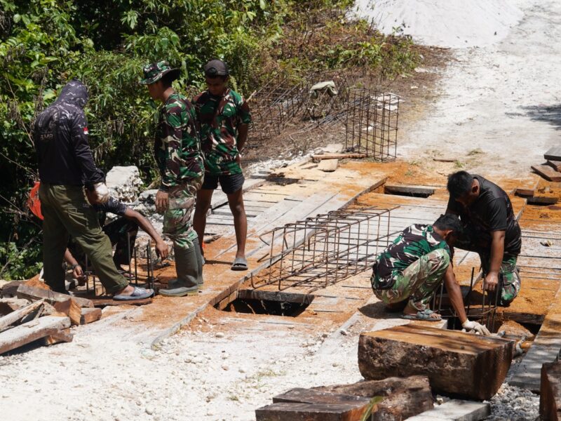 Dansatgas TMMD Ke-129 Tinjau Langsung Rehab Jembatan di Kampung Sesor, Pastikan Pembangunan Tepat Sasaran dan Berkualitas