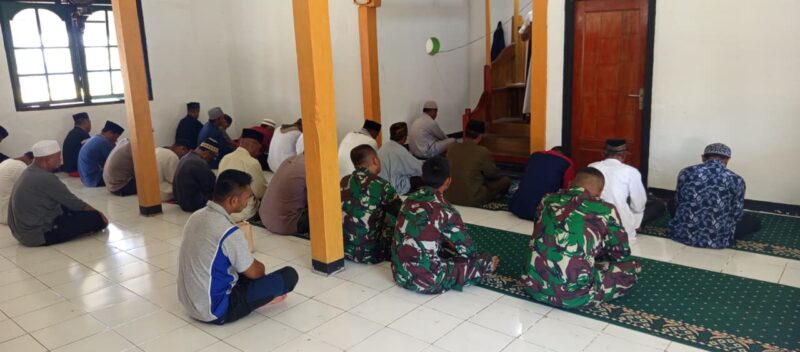 Tingkatkan Iman dan Taqwa, Satgas TMMD 129 Kodim 1505/Tidore Tunaikan Shalat Jumat Bersama Warga