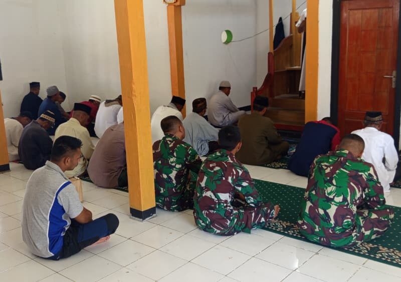 Tingkatkan Iman dan Taqwa, Satgas TMMD 129 Kodim 1505/Tidore Tunaikan Shalat Jumat Bersama Warga