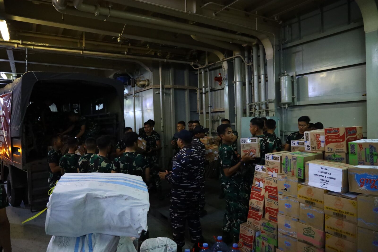DUKUNG PENANGGULANGAN GEMPA NTT, TNI AL KERAHKAN KRI DR. SOEHARSO-990 MEMBAWA BANTUAN KEMANUSIAAN
