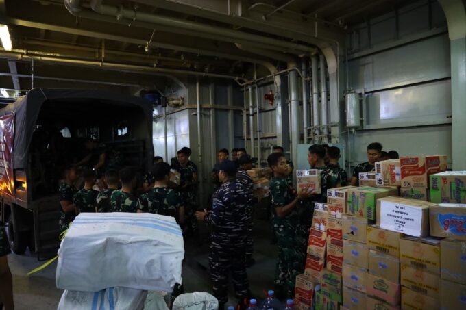 DUKUNG PENANGGULANGAN GEMPA NTT, TNI AL KERAHKAN KRI DR. SOEHARSO-990 MEMBAWA BANTUAN KEMANUSIAAN
