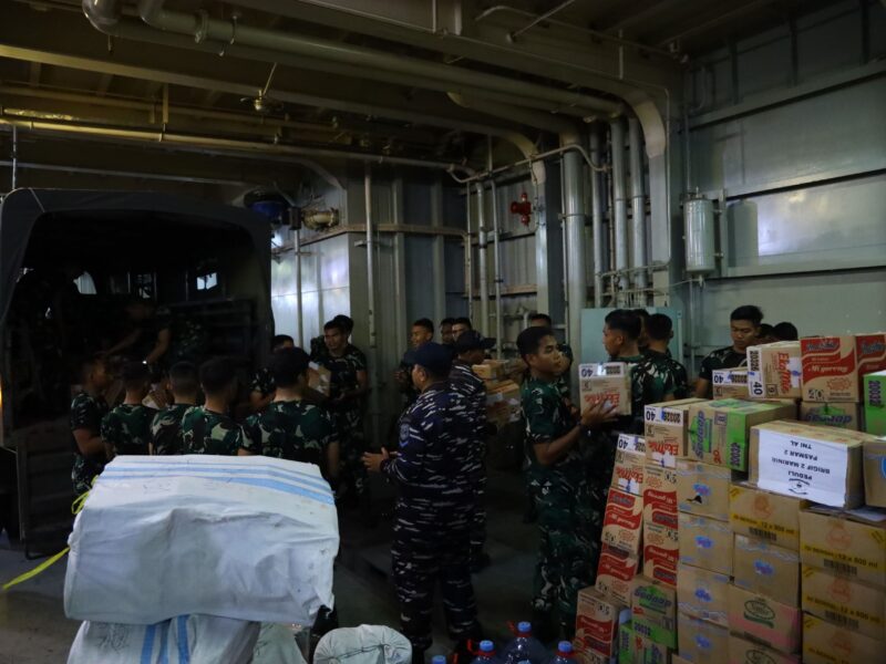 DUKUNG PENANGGULANGAN GEMPA NTT, TNI AL KERAHKAN KRI DR. SOEHARSO-990 MEMBAWA BANTUAN KEMANUSIAAN