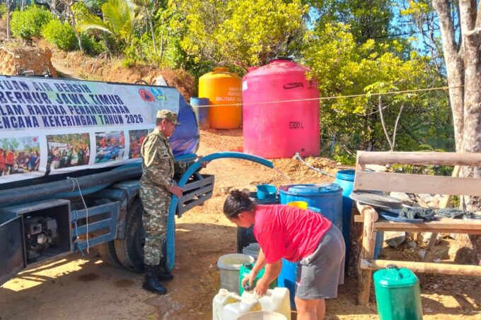 TNI-Polri dan BPBD Salurkan 24.000 Liter Air Bersih ke Warga Panggul