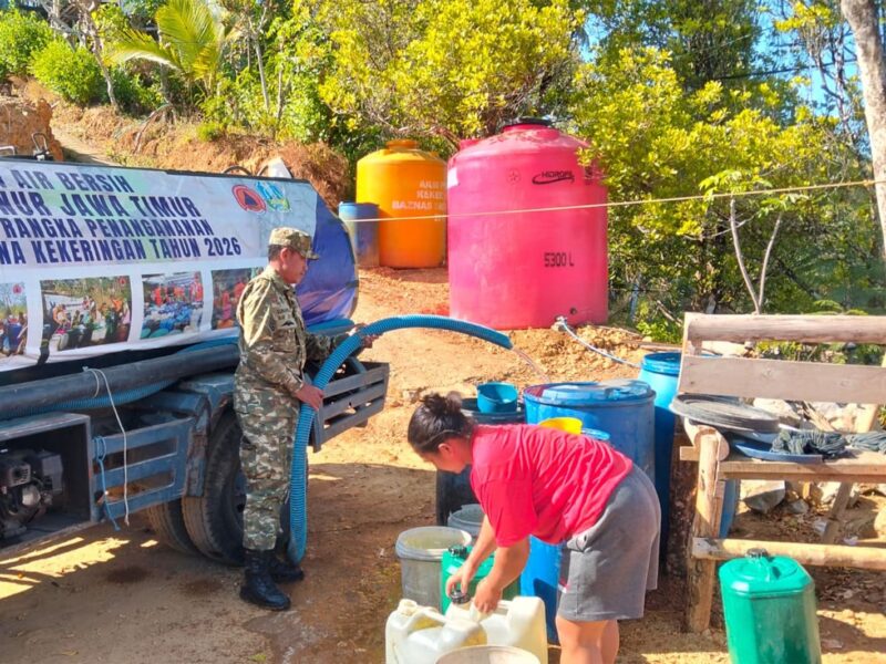 TNI-Polri dan BPBD Salurkan 24.000 Liter Air Bersih ke Warga Panggul