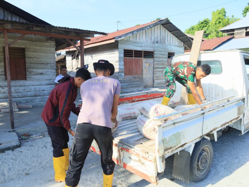 Percepatan Pembangunan RTLH, Anggota Satgas TMMD ke-129 Kodim 1505/Tidore Turunkan Material Semen
