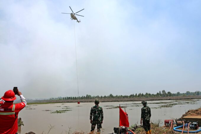 Api Belum Usai Perjuangan Berlanjut, Satgas Irigasi Lanud Sjamsudin Noor Terus Perkuat Upaya Padamkan Karhutla Kalsel Optimalkan Air Hingga Dinginkan Lahan Gambut
