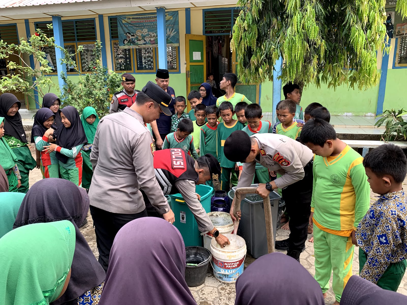 Warga Desa Suro Antusias Sambut Bantuan Air Bersih dari Polres Musi Rawas di Tengah Musim Kemarau – Detiktoday.com