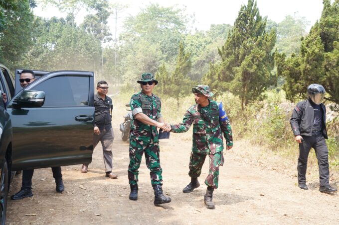 Pangdam III/Siliwangi Tinjau Latihan Menembak Ranpur Yonkav 4/KC di Pusdikif Cipatat