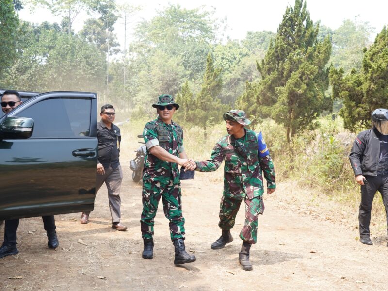 Pangdam III/Siliwangi Tinjau Latihan Menembak Ranpur Yonkav 4/KC di Pusdikif Cipatat