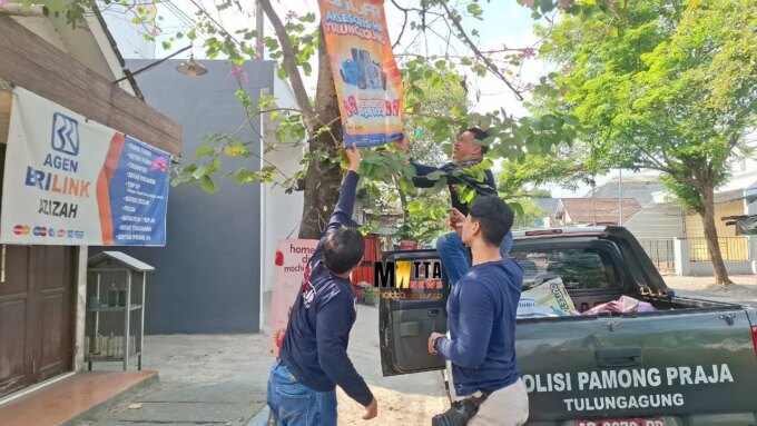 Satpol PP Tulungagung Tertibkan 28 Reklame Ilegal, Puluhan Dicopot karena Izin Kedaluwarsa dan Dipaku di Pohon – Detiktoday.com