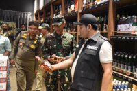 Bupati Sidoarjo Tutup Tiga Toko Miras Ilegal dan Sita Ratusan Botol Beralkohol Tinggi – Detiktoday.com