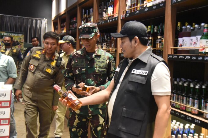 Bupati Sidoarjo Tutup Tiga Toko Miras Ilegal dan Sita Ratusan Botol Beralkohol Tinggi – Detiktoday.com
