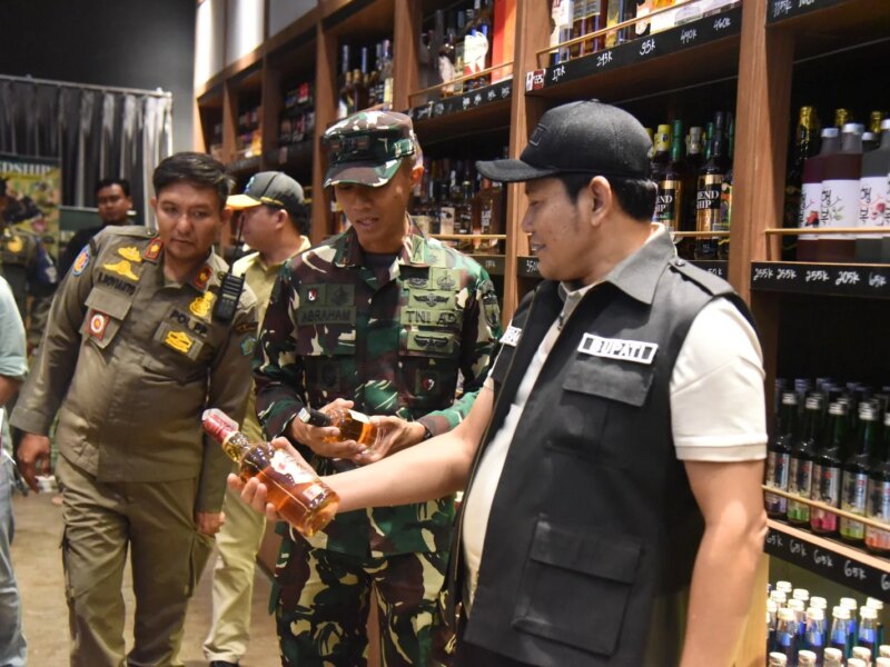 Bupati Sidoarjo Tutup Tiga Toko Miras Ilegal dan Sita Ratusan Botol Beralkohol Tinggi – Detiktoday.com