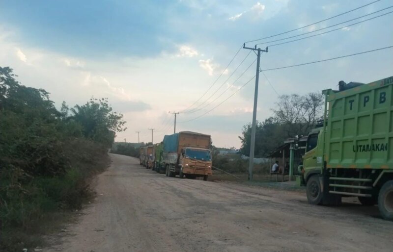 Gubernur Sudah Larang, PT BSE Diduga Nekat Lewat Jalan Umum, Warga PALI Turun Tangan – Detiktoday.com