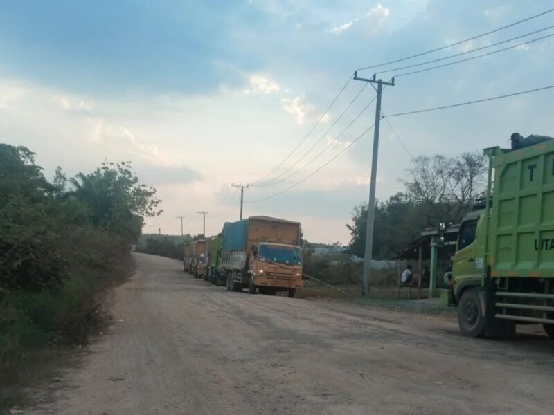 Gubernur Sudah Larang, PT BSE Diduga Nekat Lewat Jalan Umum, Warga PALI Turun Tangan – Detiktoday.com