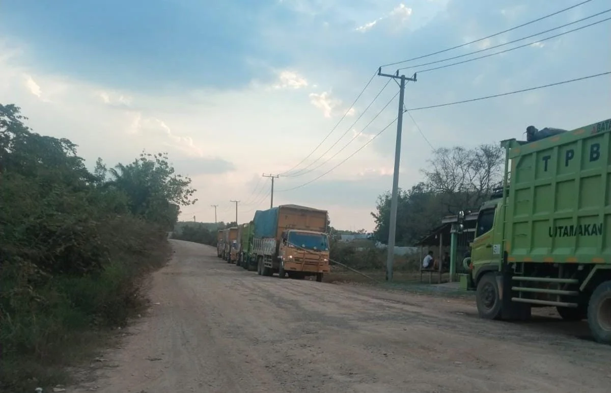 Gubernur Sudah Larang, PT BSE Diduga Nekat Lewat Jalan Umum, Warga PALI Turun Tangan – Detiktoday.com