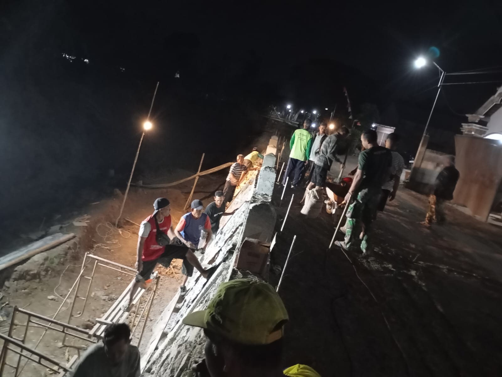 Kejar Target, TNI dan Warga Bulu Lor Kebut Hingga Malam Hari