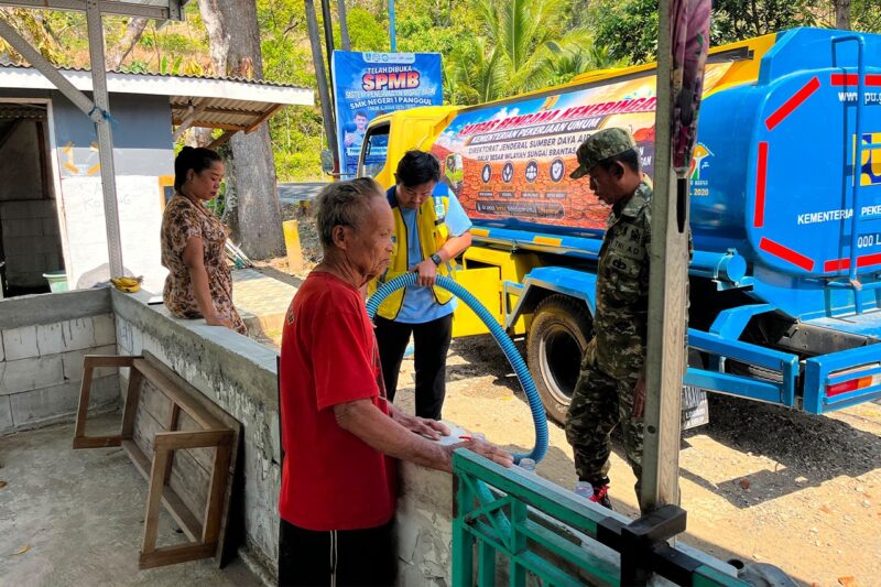 TNI, BBWS Brantas dan PDAM, Salurkan Air Bersih bagi Warga Terdampak Kekeringan di Panggul