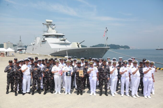 USAI LATIHAN DENGAN KAPAL PERANG RUSIA SAAT EXERCISE ORRUDA 2026, KRI GNR-332 TIBA DI PANGKALAN YOKOSUKA JEPANG