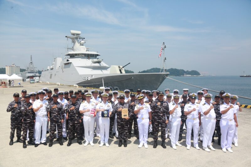 USAI LATIHAN DENGAN KAPAL PERANG RUSIA SAAT EXERCISE ORRUDA 2026, KRI GNR-332 TIBA DI PANGKALAN YOKOSUKA JEPANG