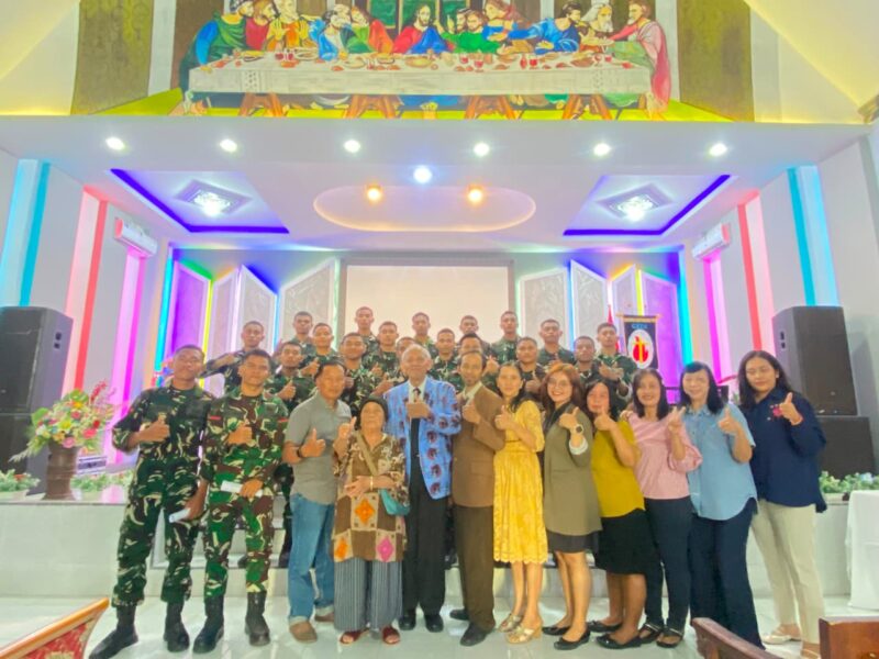 Hari Minggu, Anggota Satgas Umat Nasrani Membaur Dengan Warga Lakukan Ibadah di Gereja