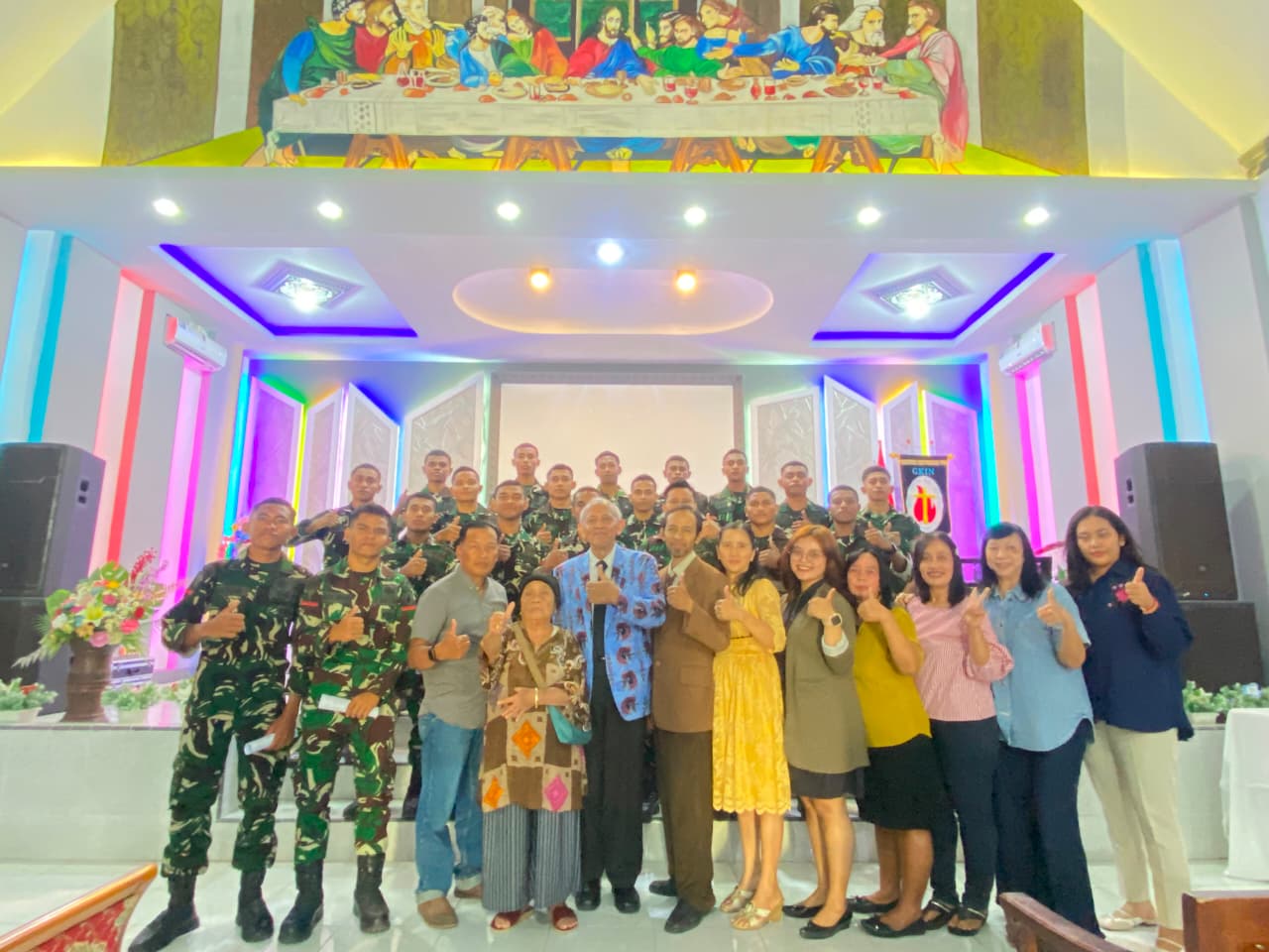 Hari Minggu, Anggota Satgas Umat Nasrani Membaur Dengan Warga Lakukan Ibadah di Gereja