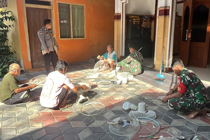 TNI-Polri dan Warga Gotong-Royong Bersihkan Masjid, Kebersamaan Terjalin Tanpa Sekat