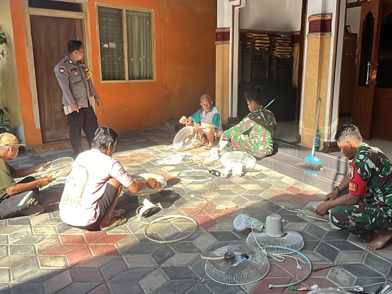TNI-Polri dan Warga Gotong-Royong Bersihkan Masjid, Kebersamaan Terjalin Tanpa Sekat