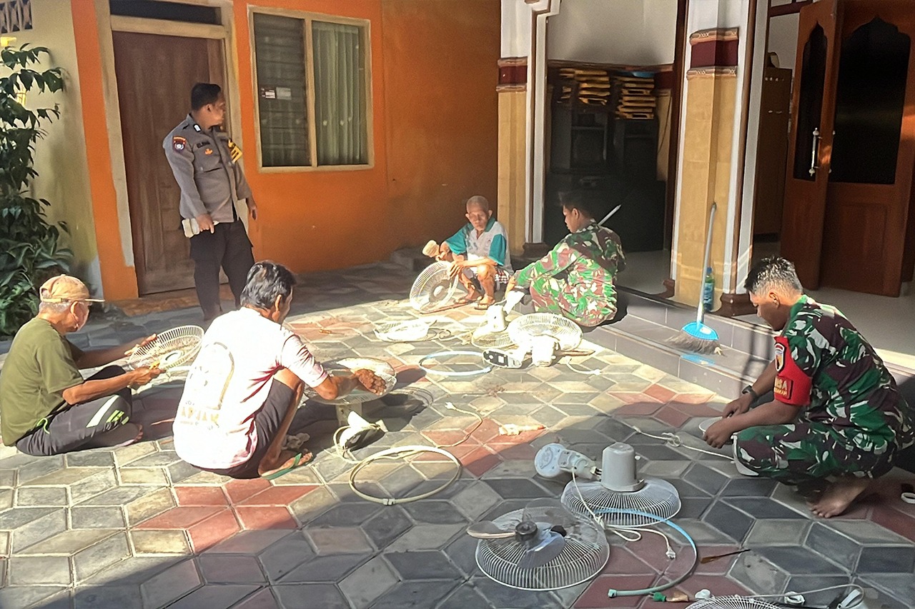 TNI-Polri dan Warga Gotong-Royong Bersihkan Masjid, Kebersamaan Terjalin Tanpa Sekat