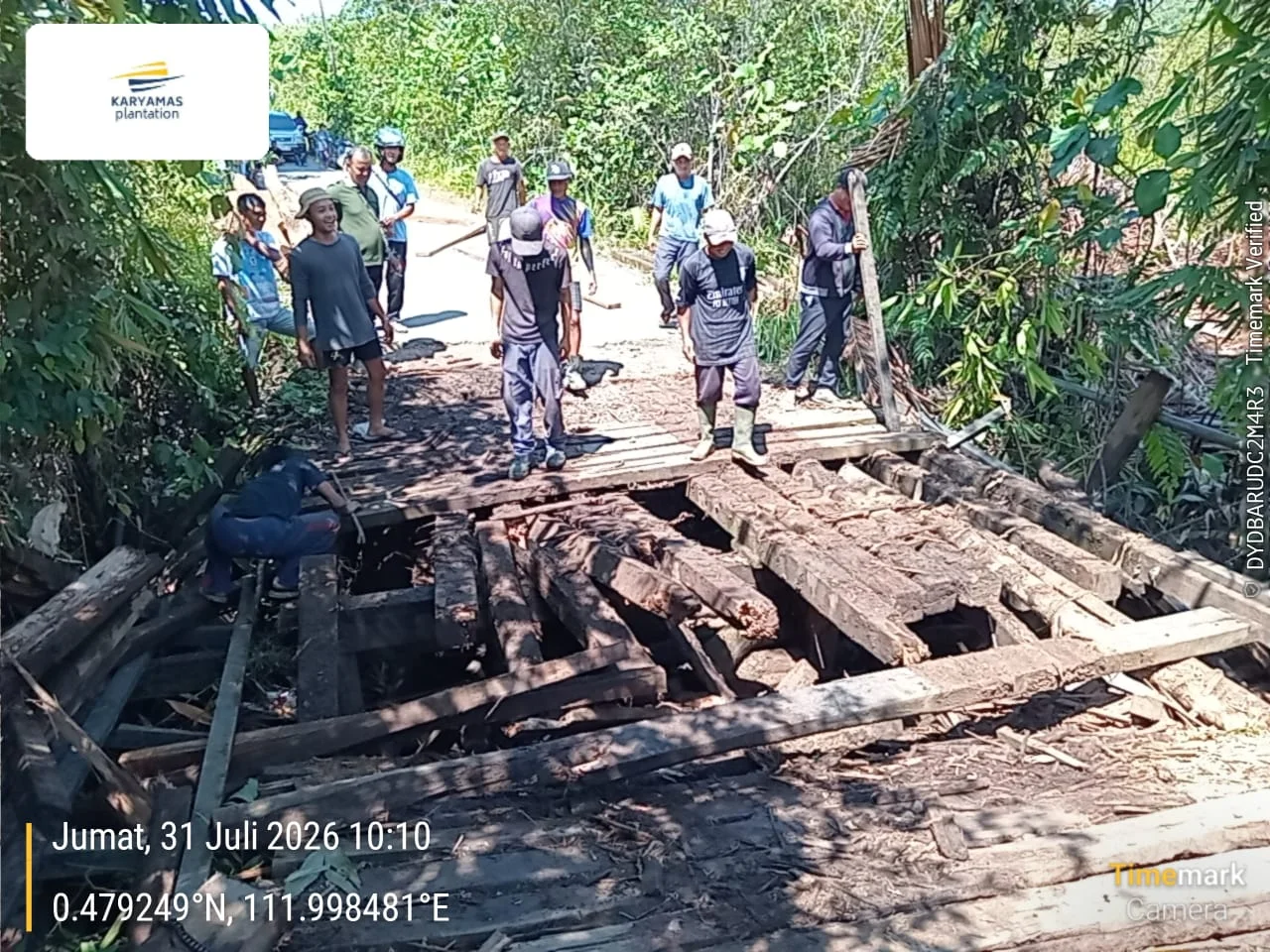 Nyaris Lumpuhkan Akses Dua Kecamatan di Kapuas Hulu, PT DNL Salurkan CSR Perbaiki Jembatan Jerenjang – Kenerak  – Detiktoday.com
