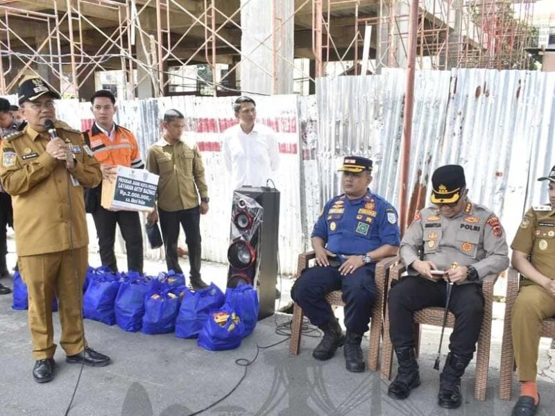 Wali Kota Maulana Salurkan Bantuan Korban Kebakaran Asrama Polda Jambi, Tiap Keluarga Terima Rp2 Juta – Detiktoday.com