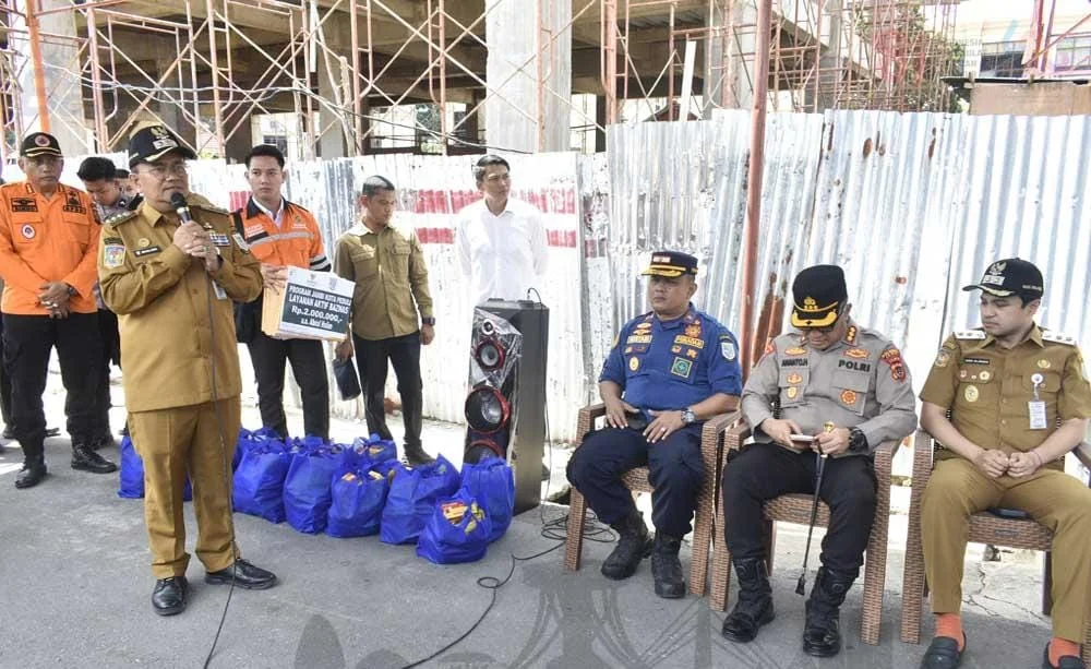 Wali Kota Maulana Salurkan Bantuan Korban Kebakaran Asrama Polda Jambi, Tiap Keluarga Terima Rp2 Juta – Detiktoday.com