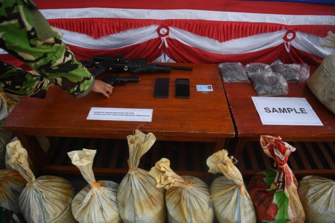 TNI AL GAGALKAN PENYELUNDUPAN 1,6 TON PASIR TIMAH ILEGAL DI PERAIRAN LINGGA