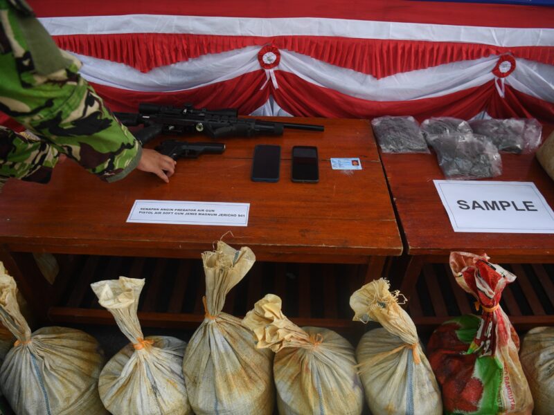 TNI AL GAGALKAN PENYELUNDUPAN 1,6 TON PASIR TIMAH ILEGAL DI PERAIRAN LINGGA