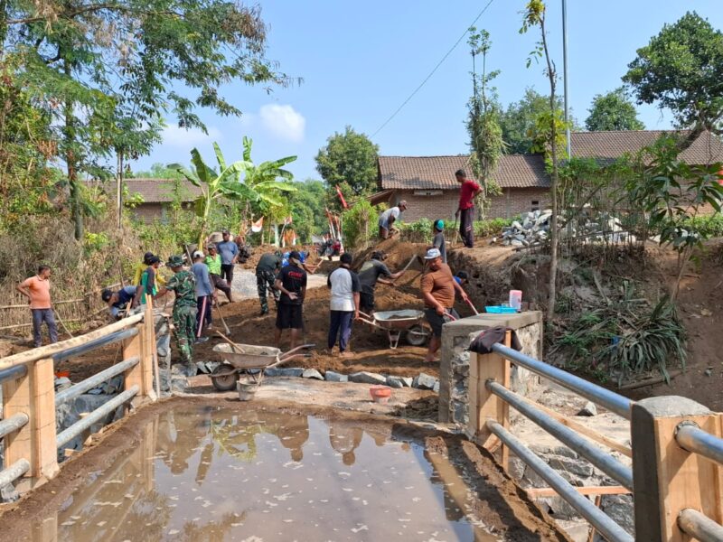 KAMITUWO BIBIS PIMPIN LANGSUNG GOTONG-ROYONG MASYARAKAT BANTU SATGAS TMMD