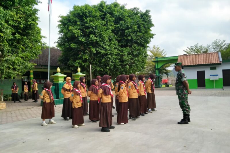 Babinsa Latih PBB Siswa SD, Tanamkan Disiplin Sejak Dini