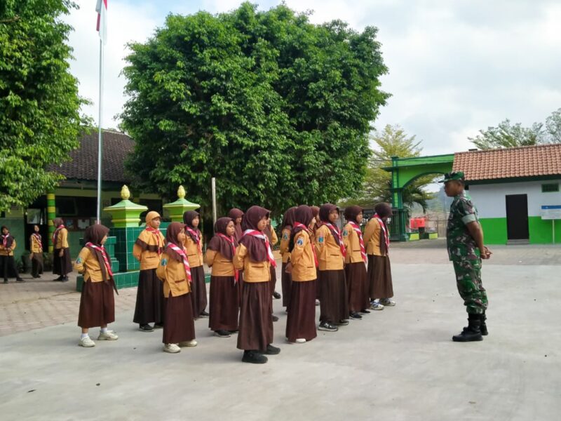 Babinsa Latih PBB Siswa SD, Tanamkan Disiplin Sejak Dini