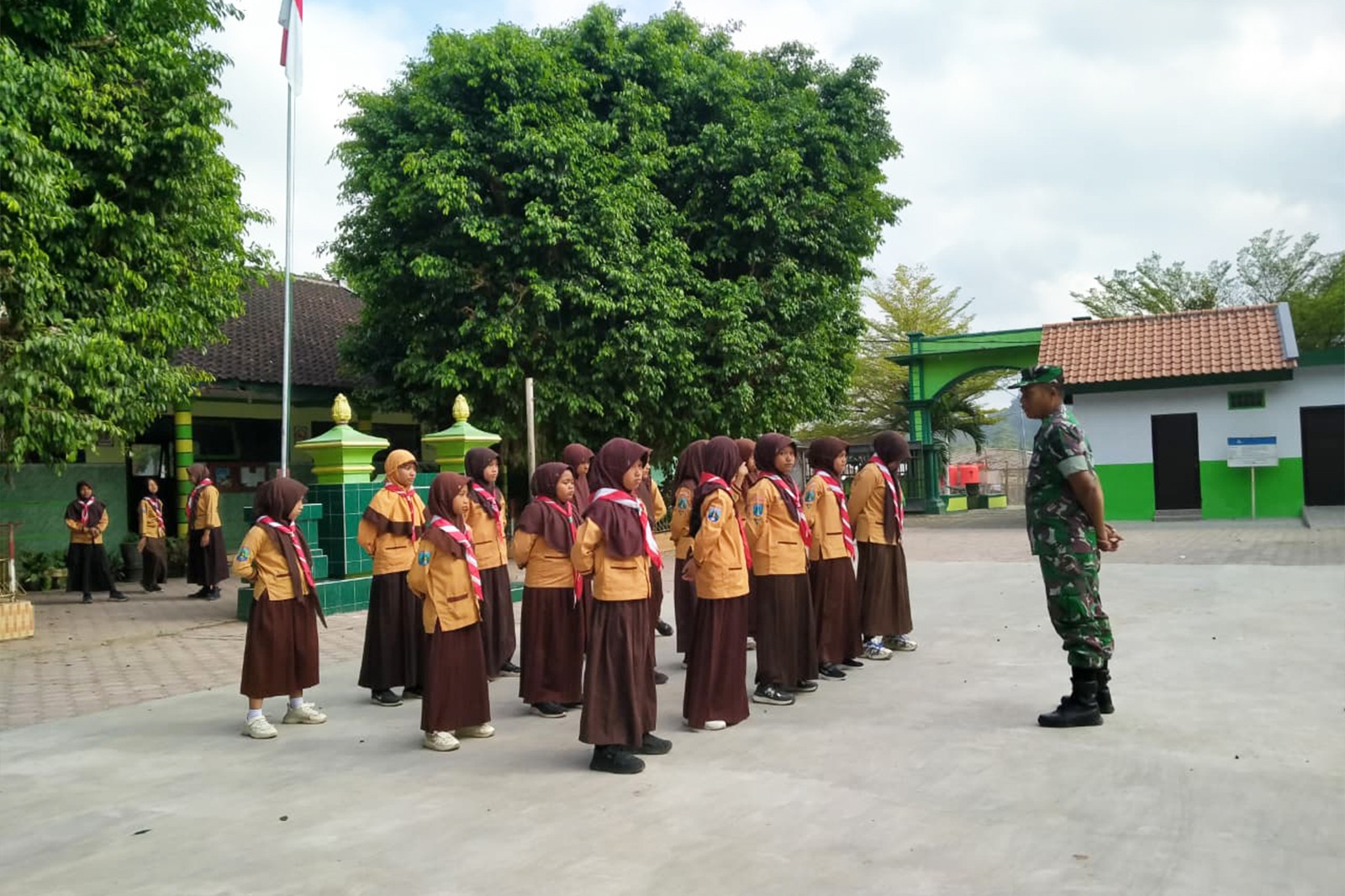 Babinsa Latih PBB Siswa SD, Tanamkan Disiplin Sejak Dini