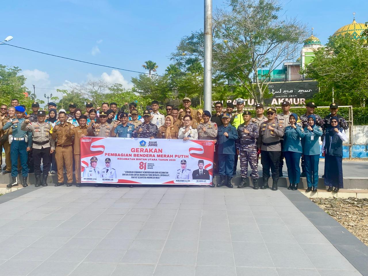 Prajurit Lanal Bintan Turut Hadiri Gerakan Pembagian Bendera Merah Putih di Bintan Utara