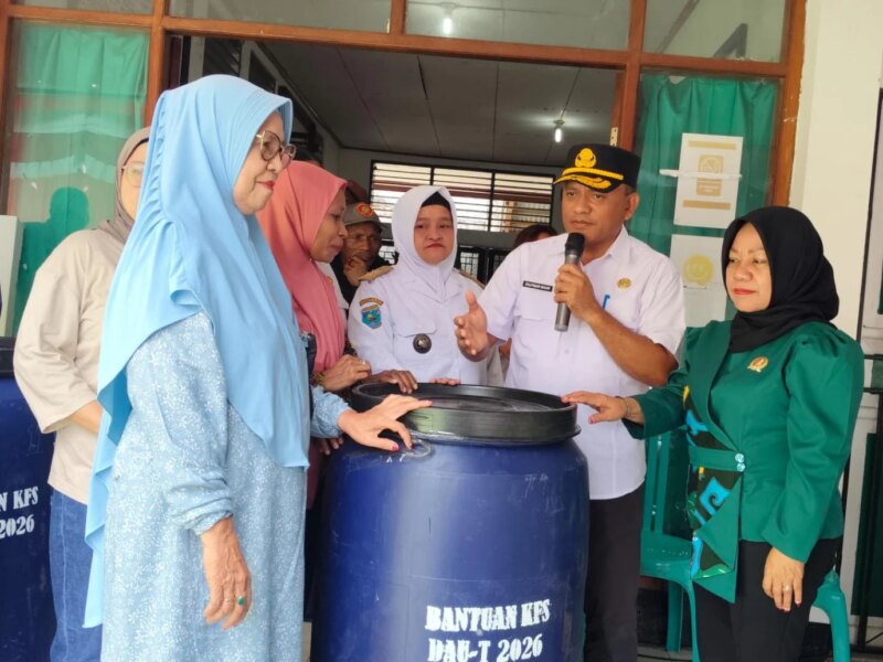Komitmen Pemkab Fakfak Tingkatkan Kualitas Hidup, Bupati Serahkan Drum ke Warga Fakfak Selatan – Detiktoday.com