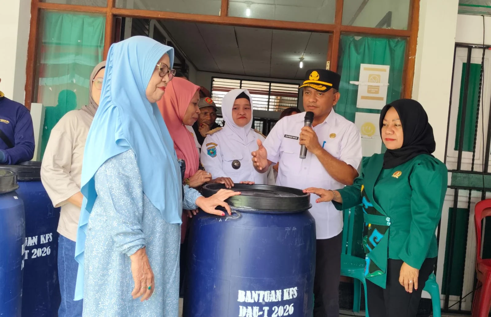 Komitmen Pemkab Fakfak Tingkatkan Kualitas Hidup, Bupati Serahkan Drum ke Warga Fakfak Selatan – Detiktoday.com