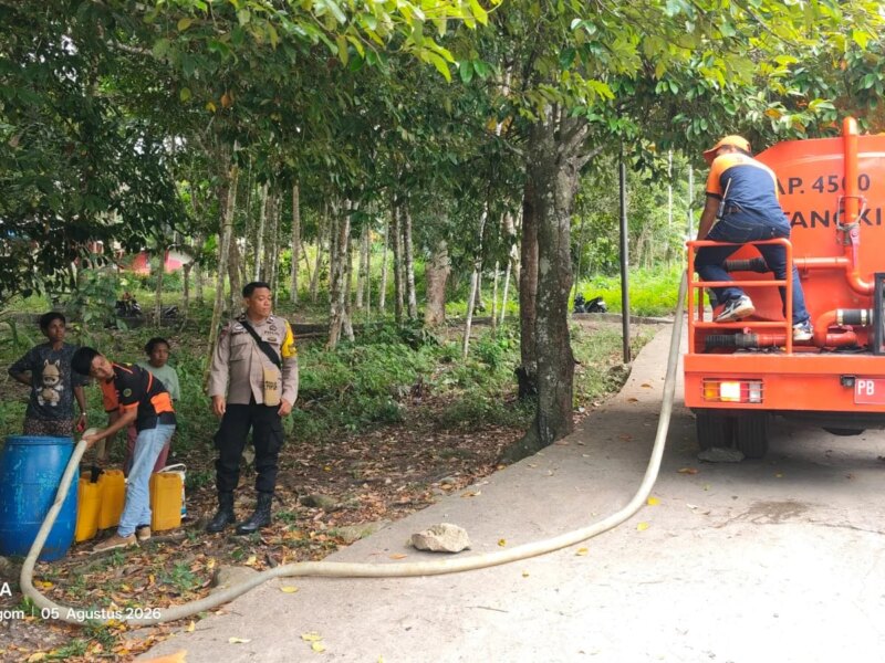 Tanggap Musim Kemarau, Bhabinkamtibmas Polres Fakfak bersama TNI dan BPBD Kawal Distribusi Air Bersih untuk Warga – Detiktoday.com