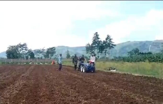 Dukung Ketahanan Pangan Nasional, Babinsa Campurdarat Dampingi Petani Siapkan Lahan Jagung
