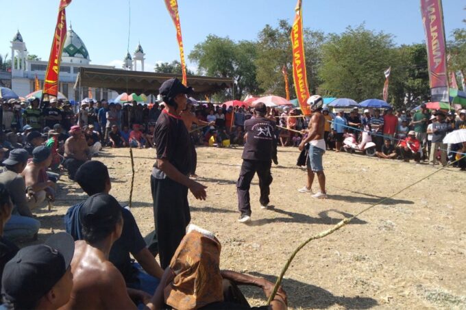 TNI-Polri Kawal Kesenian Tiban di Trenggalek